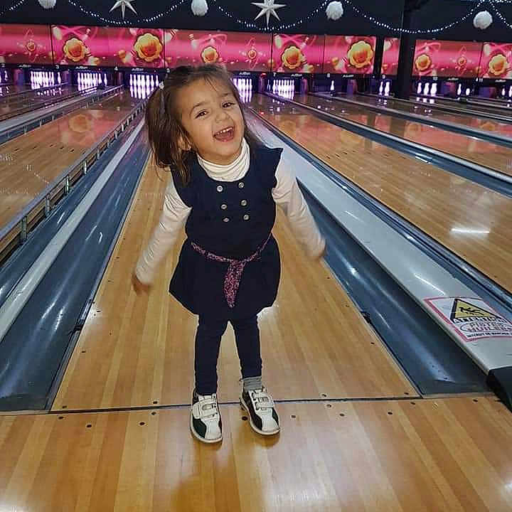 Maëline participe au concours pour gagner de l'argent avec cette photo : ball_game, bowler, bowling, bowling_pin, child, competition_event, duckpin_bowling, fun, girl, individual_sports, joy, leisure, person, sport_venue, sports, ten_pin_bowling