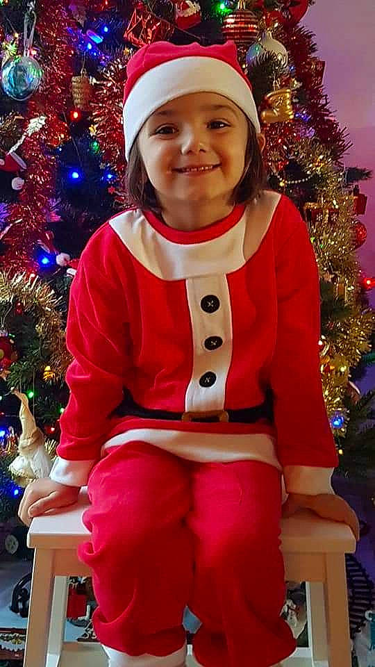 Maëline a rejoint le concours — aidez-le/la à gagner de superbes lots ! christmas, christmas_decoration, costume, event, facial_expression, fictional_character, fun, happiness, headwear, holiday, joy, person, product, red, santa_claus, smile, toddler