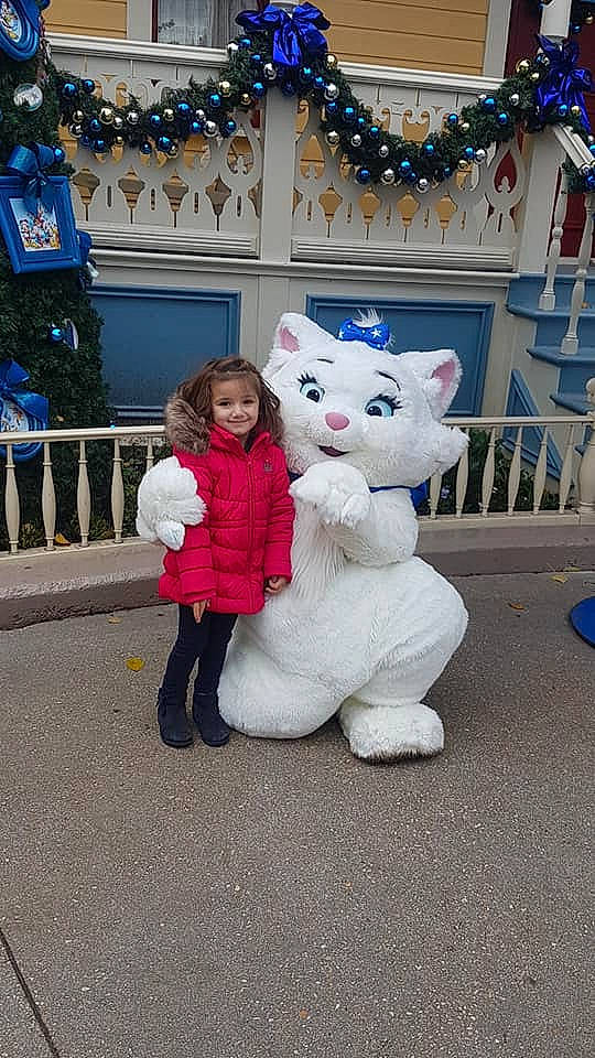 Maëline a rejoint le concours — aidez-le/la à gagner de superbes lots ! child, costume, day, event, fun, fur, girl, holiday, joy, mammal, mascot, person, plush, product, textile, toddler, toy, vertebrate, white