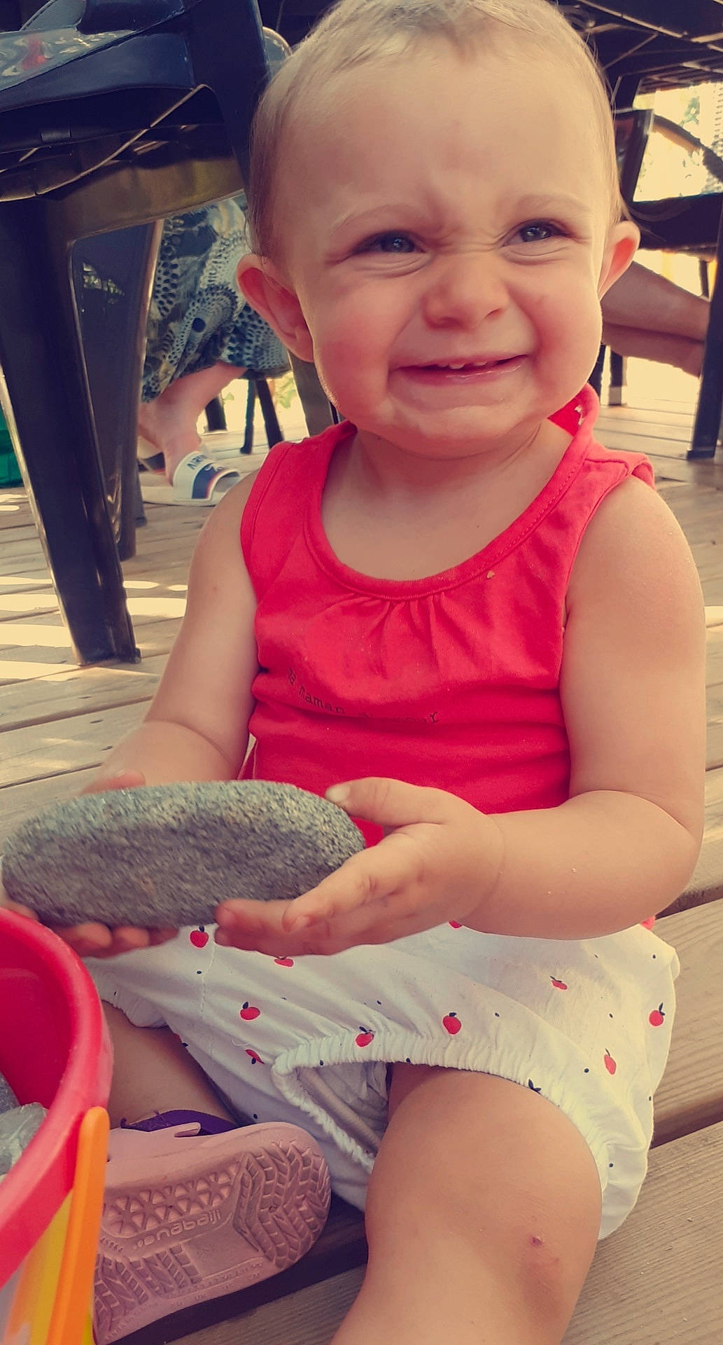 Giulia participe au concours pour gagner de l'argent avec cette photo : arm, baby, cheek, child, electronic_device, eye, face, facial_expression, finger, fun, head, joy, leg, lip, mouth, person, pink, sitting, skin, smile