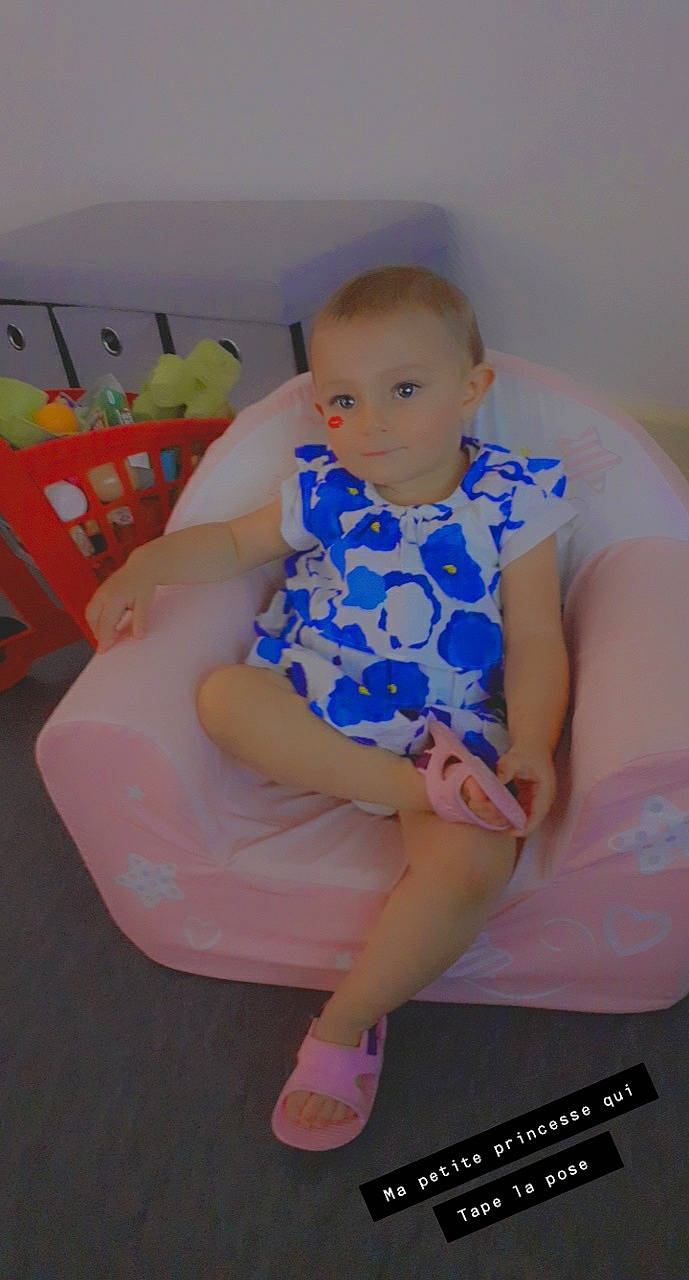 Giulia participe au concours pour gagner de l'argent avec cette photo : baby, child, person, play, sitting, toddler