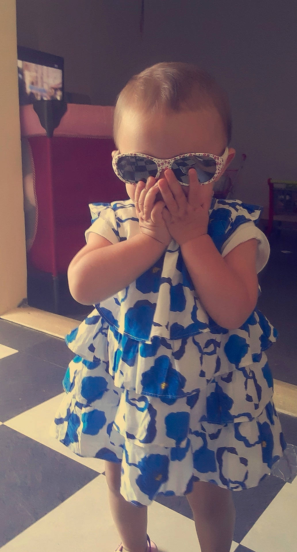 Giulia participe au concours pour gagner de l'argent avec cette photo : arm, child, chin, cool, ear, eyewear, finger, forehead, fun, glasses, head, jaw, muscle, person, sunglasses, toddler, vision_care