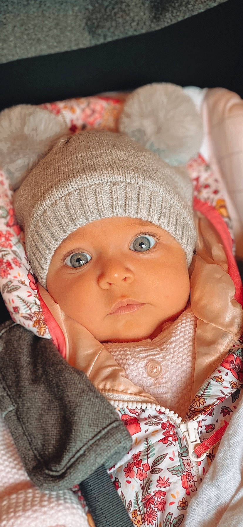 Jade a rejoint le concours — aidez-le/la à gagner de superbes lots ! baby, baby_products, baby_sleeping, baby_toddler_clothing, cap, cheek, child, eye, headgear, headwear, human_body, iris, knit_cap, linens, lip, nose, outerwear, person, pink, skin
