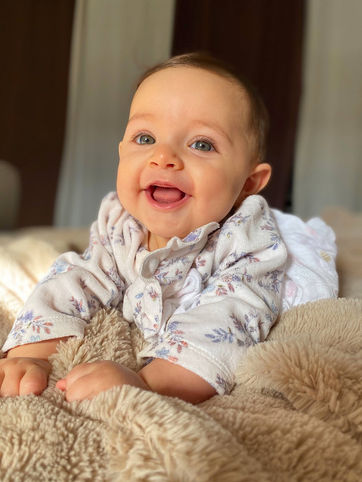 Jade a rejoint le concours — aidez-le/la à gagner de superbes lots ! arm, baby, baby_toddler_clothing, cheek, chin, collar, comfort, eye, facial_expression, flooring, gesture, happy, head, iris, lip, mammal, person, skin, sleeve, smile