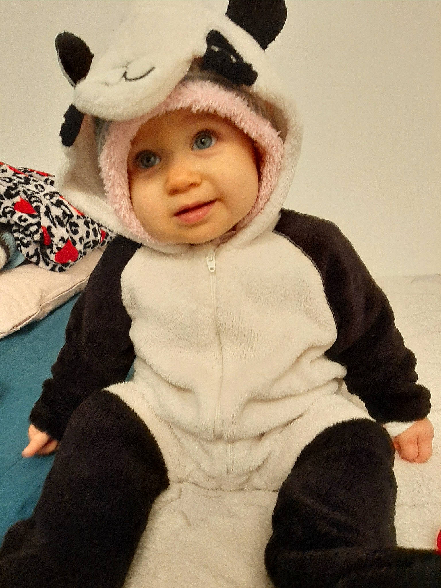 Patricia participe au concours pour gagner de l'argent avec cette photo : baby, cap, cheek, child, clothing, costume, costume_accessory, ear, fur, hat, head, headgear, headwear, organ, outerwear, person, skin, sleeve, toddler