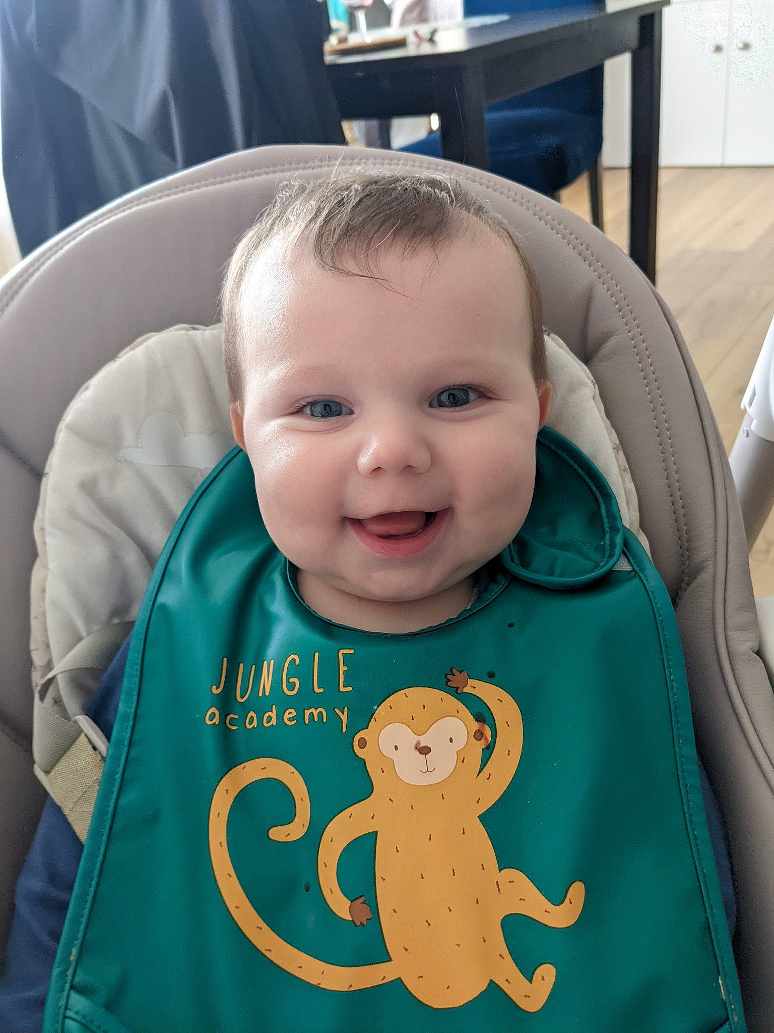 Alix a rejoint le concours — aidez-le/la à gagner de superbes lots ! baby, baby_toddler_clothing, blue, cheek, chin, clothing, eye, eyebrow, face, facial_expression, happy, head, joy, mammal, organ, person, product, skin, sleeve, smile