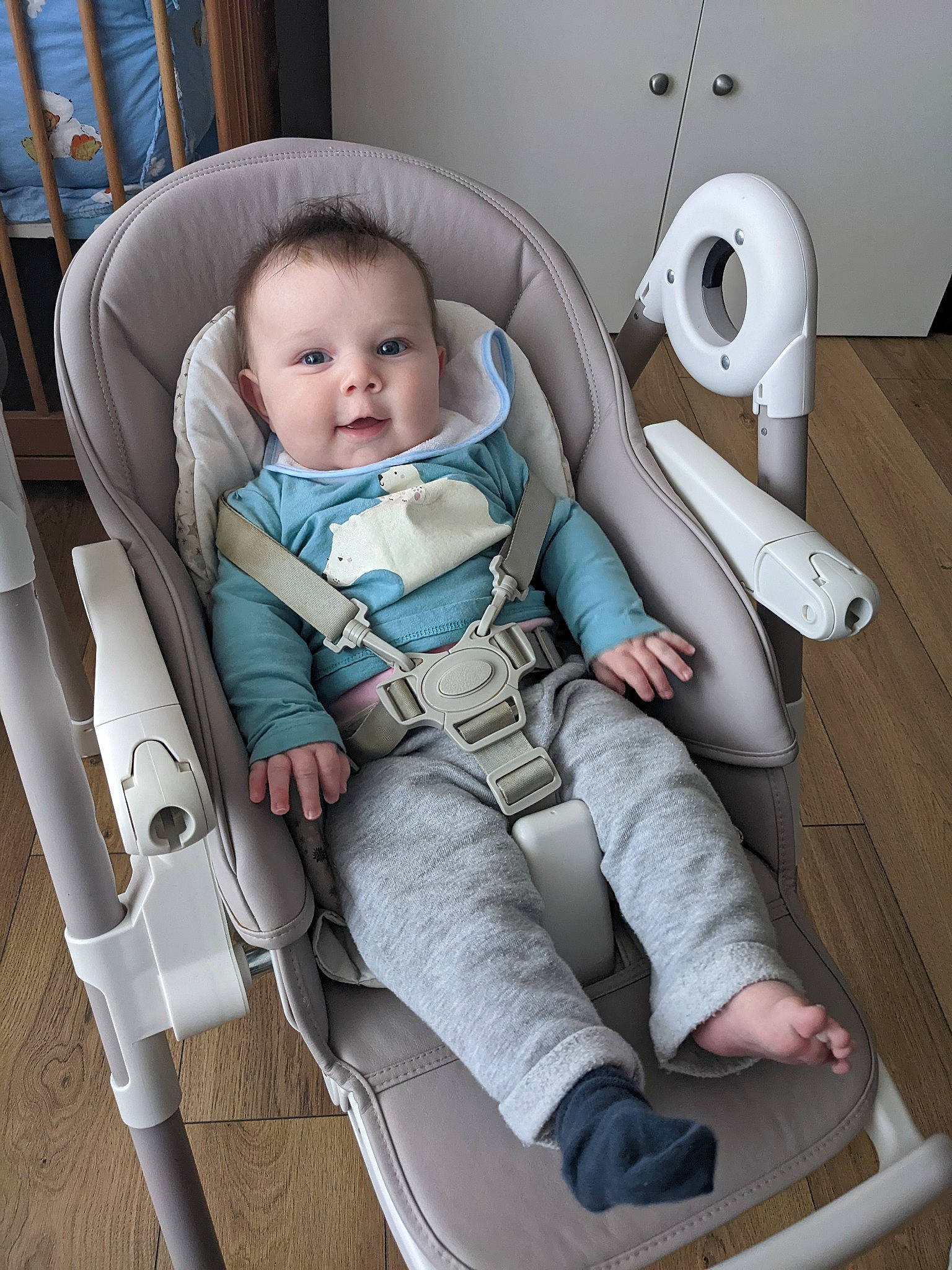 Alix participe au concours pour gagner de l'argent avec cette photo : armrest, auto_part, baby, baby_carriage, baby_products, baby_safety, baby_toddler_clothing, car_seat, chair, child, comfort, human_leg, knee, leg, person, product, seat_belt, service, sitting, thigh