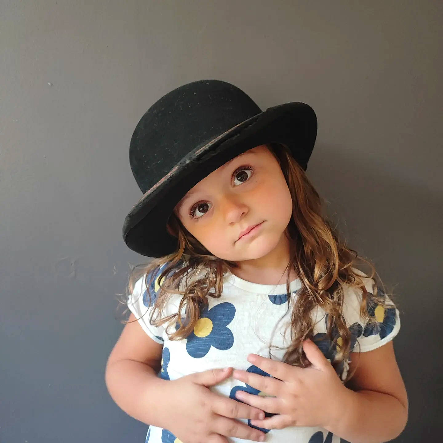 Lola a rejoint le concours — aidez-le/la à gagner de superbes lots ! cap, child, costume_hat, day_dress, electric_blue, eye, fashion_accessory, flash_photography, gesture, happy, hat, headgear, headwear, neck, pattern, person, shoulder, sleeve, sun_hat, t_shirt