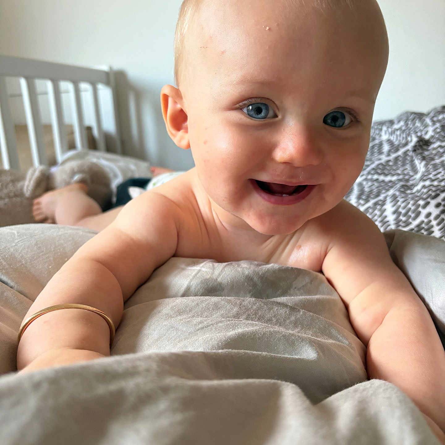 Negan a rejoint le concours — aidez-le/la à gagner de superbes lots ! baby, bedroom, blanket, blue_eyes, bracelet, child, closeup, crib, cute, expression, happy, indoor, infant, person, portrait, skin, smiling, soft_light, stuffed_toy, toddler