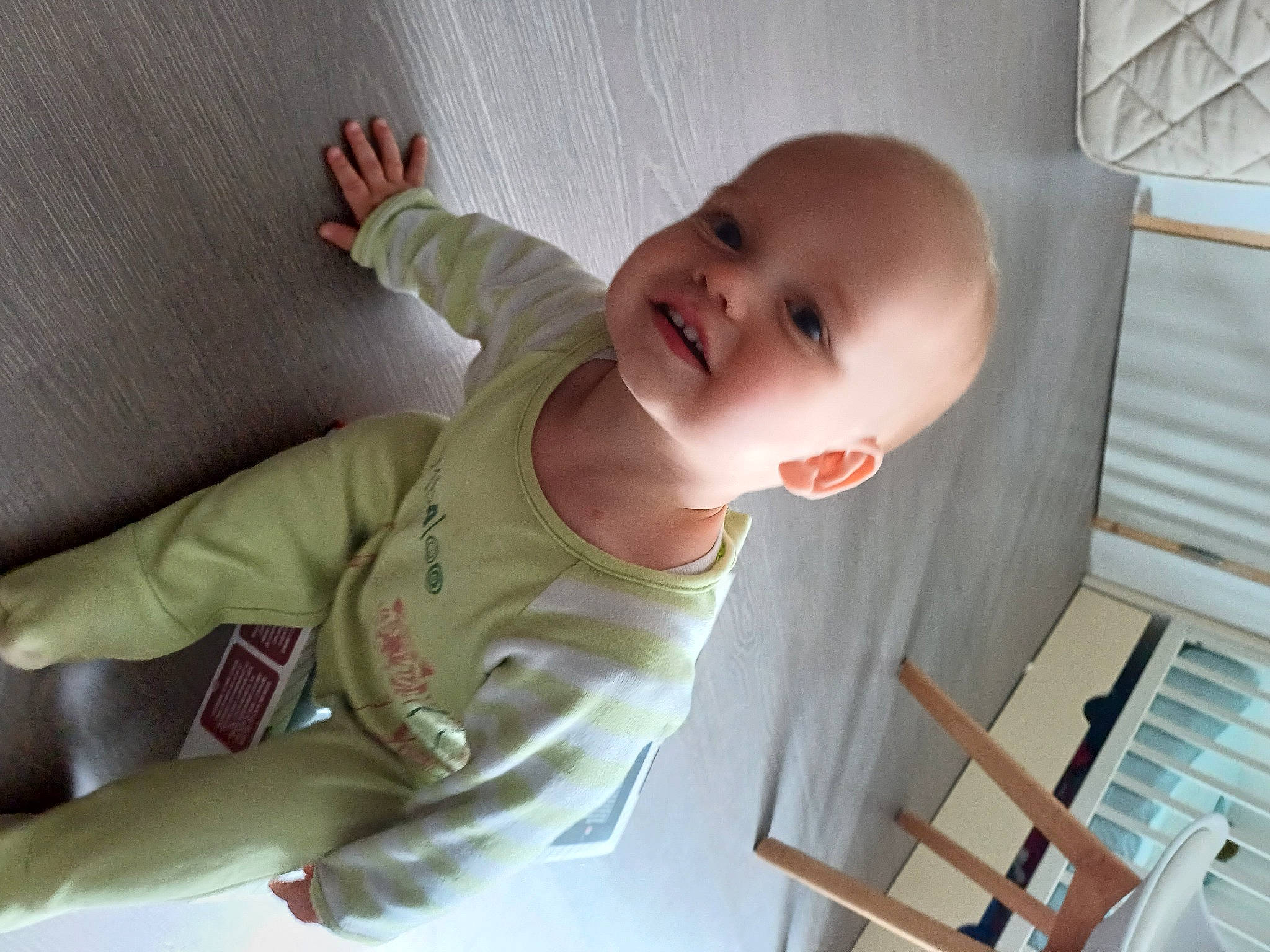 Johan a rejoint le concours — aidez-le/la à gagner de superbes lots ! baby, baby_products, baby_safety, baby_toddler_clothing, cheek, child, comfort, elbow, eye, facial_expression, head, person, product, room, skin, sleeve, smile, t_shirt, textile, thumb