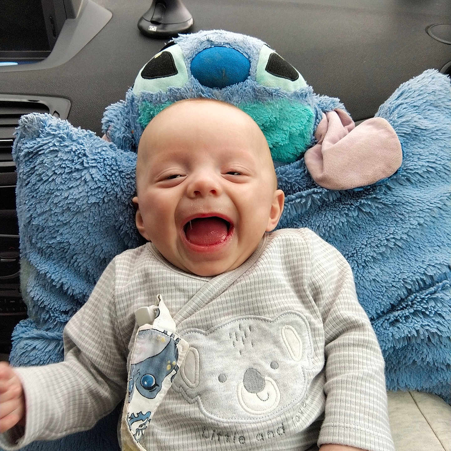Augustin participe au concours pour gagner de l'argent avec cette photo : baby, ball, clothing, cushion, face, football, gun, happy, head, homedecor, laughing, pants, person, photography, portrait, soccer, soccerball, sport, t_shirt, weapon