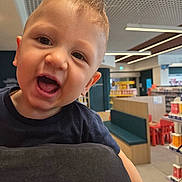 Marvin a rejoint le concours — aidez-le/la à gagner de superbes lots ! child, clothing, cute, expression, face, funny, hair, happy, indoor, light, modern, person, portrait, retail, seat, shelf, shopping, smiling, store, toddler