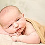 Thyméo a rejoint le concours — aidez-le/la à gagner de superbes lots ! baby, infant, face, skin, blanket, arm, hand, expression, portrait, resting, cute, newborn, soft, sleepy, indoors, closeup, child, human, peaceful, toddler