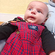 Thyméo a rejoint le concours — aidez-le/la à gagner de superbes lots ! baby, child, infant, person, clothing, red, blue, checkered, overalls, face, eyes, arm, hoodie, texture, wall, indoor, portrait, casual, cute, young