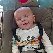 Thyméo a rejoint le concours — aidez-le/la à gagner de superbes lots ! baby, baby_seat, blue_eyes, child, cute, face, happy, harness, head, indoor, infant, mickey_mouse, pacifier, plush_toy, sitting, smiling, star_toy, strap, toy, white_clothing