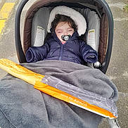 Esmee a rejoint le concours — aidez-le/la à gagner de superbes lots ! baby, stroller, blanket, pacifier, sleeping, jacket, bread, baguette, outdoor, sidewalk, child, cozy, warm, infant, urban, gray, food, rest, cute, bundle