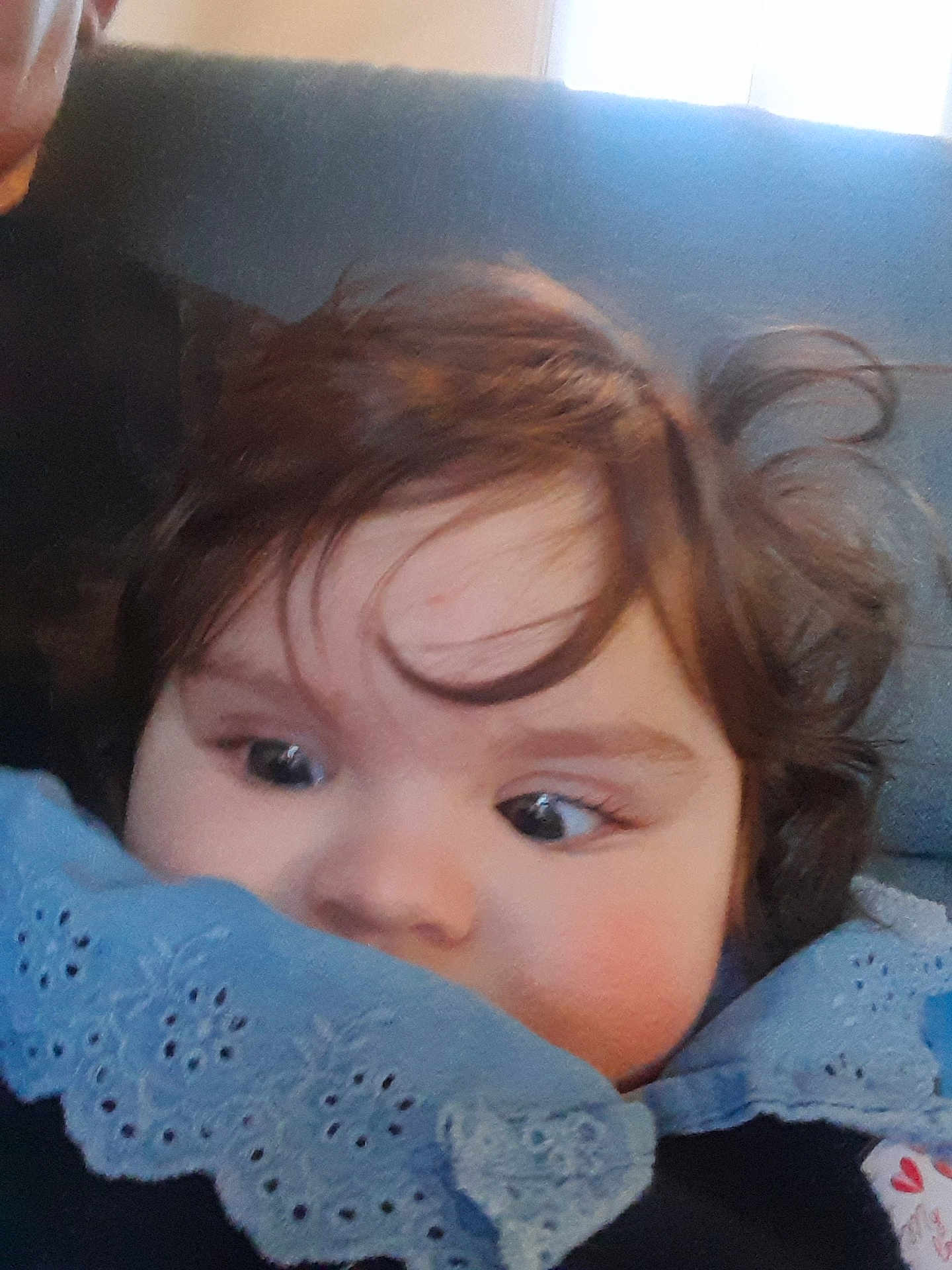 Esmee a rejoint le concours — aidez-le/la à gagner de superbes lots ! baby, child, face, eyes, hair, blanket, blue, curious, closeup, indoor, portrait, cute, infant, soft, skin, expression, young, person, clothing, toddler