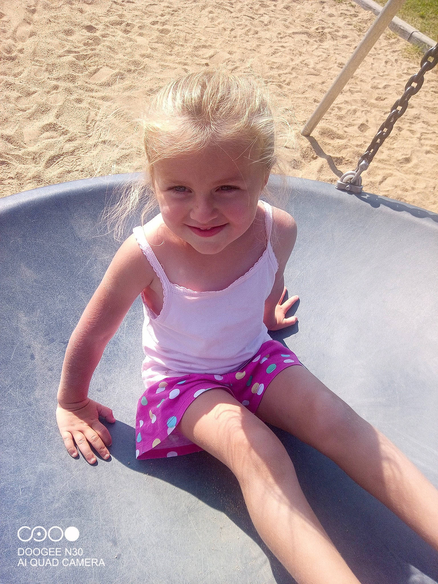 Kelya a rejoint le concours — aidez-le/la à gagner de superbes lots ! baby_toddler_clothing, barefoot, blond, child, eye, foot, fun, grass, happy, head, human_leg, joy, leg, leisure, person, pink, recreation, sitting, sleeve, smile