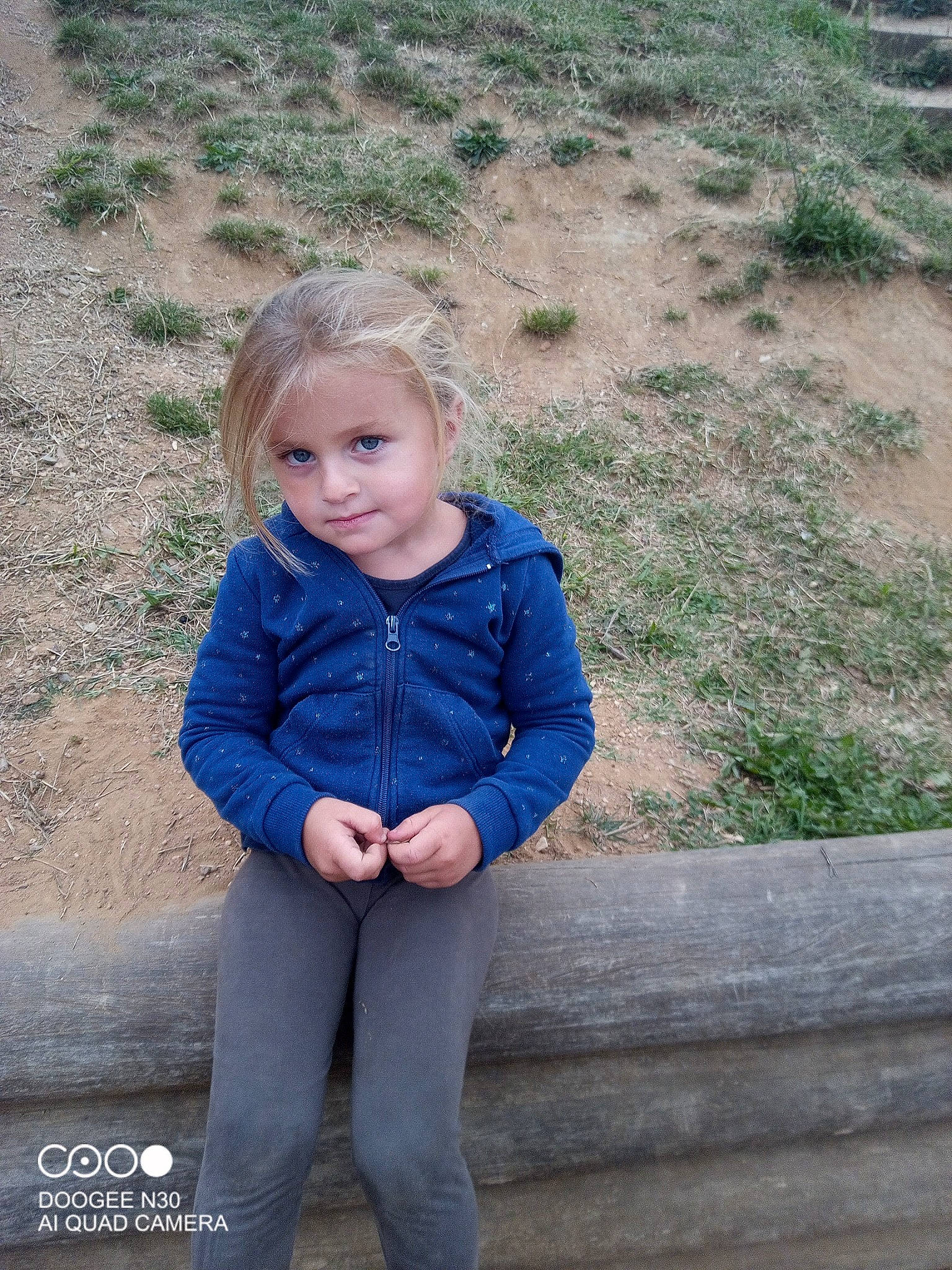 Kelya a rejoint le concours — aidez-le/la à gagner de superbes lots ! blond, child, denim, electric_blue, eye, face, flash_photography, grass, happy, iris, leaf, lip, long_hair, people_in_nature, person, plant, shoulder, skin, sleeve, toddler