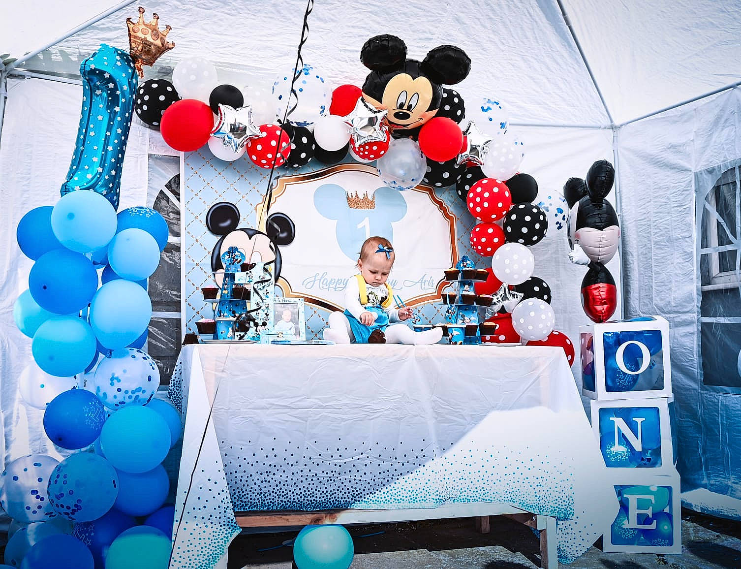 Aris is registered to the contest to win money with this photo: art, balloon, blue, decoration, electric_blue, event, font, fun, graphic_design, graphics, happy, light, party_supply, pattern, person, photograph, photomontage, room, snapshot, symmetry