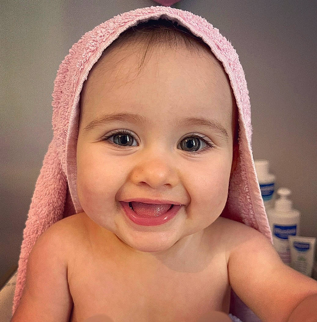 Elena participe au concours pour gagner de l'argent avec cette photo : baby, cheek, eye, eyebrow, eyelash, face, finger, flash_photography, forehead, hair, happy, head, human_body, iris, jaw, joy, lip, mouth, nose, person