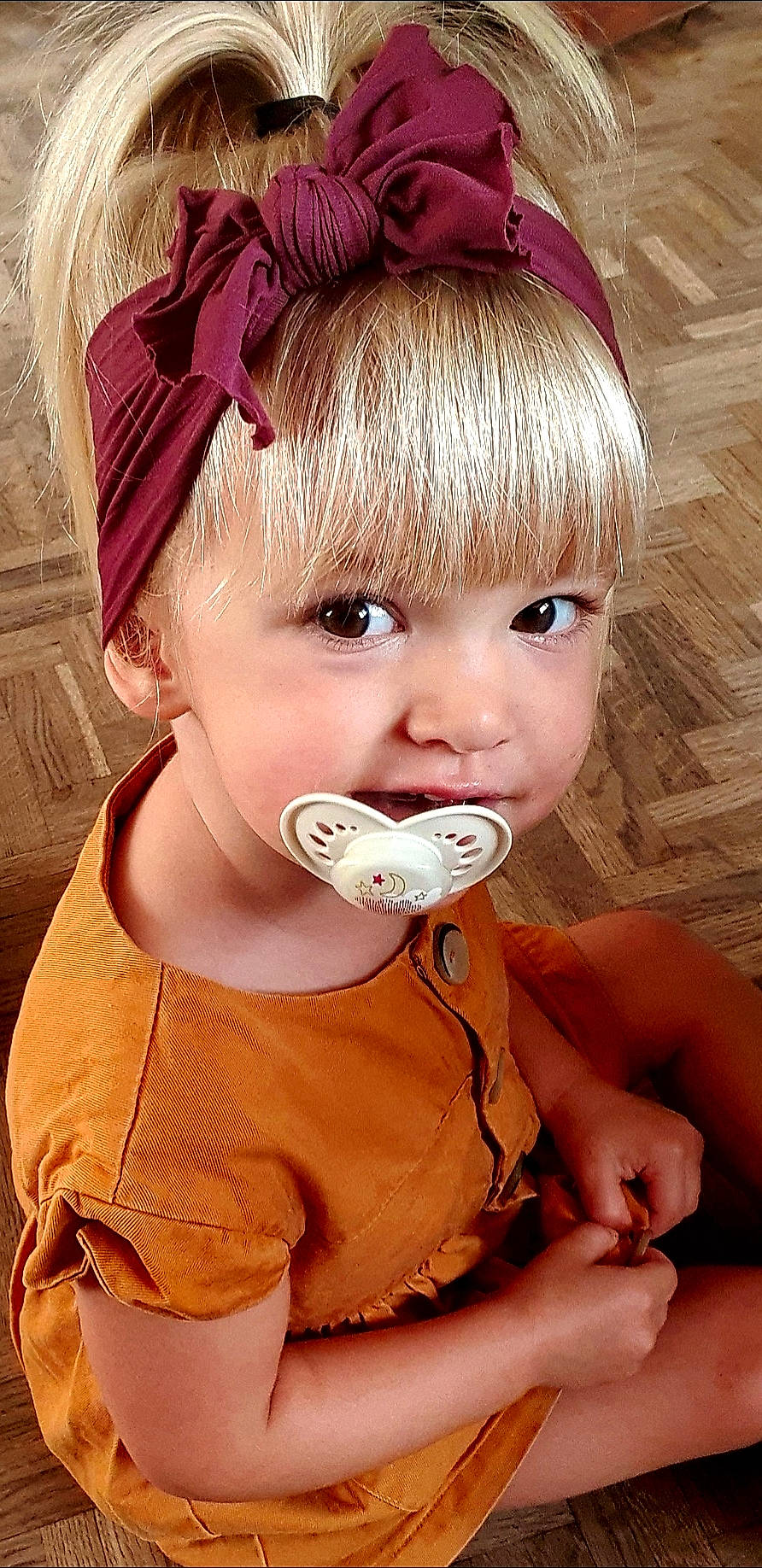 Milanna a rejoint le concours — aidez-le/la à gagner de superbes lots ! baby_toddler_clothing, bangs, blond, cheek, child, chin, ear, eyebrow, eyelash, happy, headpiece, headwear, iris, lip, mouth, neck, nose, person, pink, skin