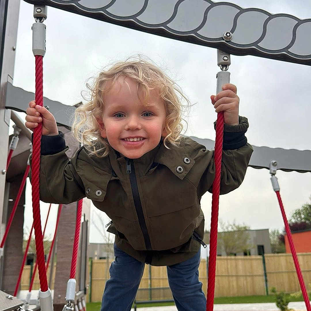 Lenny participe au concours pour gagner de l'argent avec cette photo : boy, child, clothing, coat, e_scooter, face, grass, head, jacket, male, nature, outdoorplayarea, outdoors, pants, park, person, photography, plant, playarea, portrait