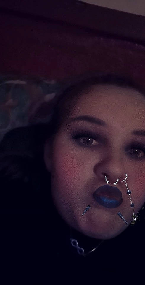 Émie participe au concours pour gagner de l'argent avec cette photo : body_jewelry, cheek, chin, close_up, earrings, electric_blue, eyebrow, eyelash, flash_photography, happy, iris, jaw, jewellery, lip, lipstick, midnight, mouth, neck, nose, person