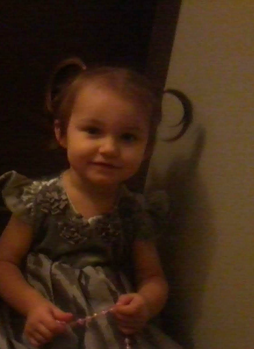 Émie participe au concours pour gagner de l'argent avec cette photo : arm, baby_toddler_clothing, cheek, ear, gesture, hairstyle, happy, head, human_body, iris, joy, lip, mouth, neck, nose, person, shoulder, skin, sleeve, thumb