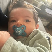 Lucas a rejoint le concours — aidez-le/la à gagner de superbes lots ! baby, blanket, casual, child, closeup, comfort, cozy, cute, expression, face, hair, indoors, infant, pacifier, person, portrait, resting, soft, warm, young