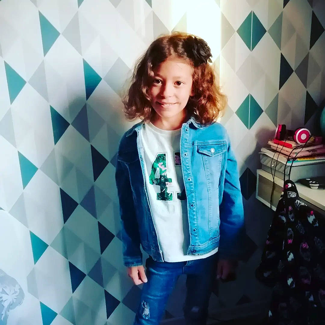 Noémie a rejoint le concours — aidez-le/la à gagner de superbes lots ! blazer, child, collar, cool, denim, electric_blue, fashion, fashion_accessory, flash_photography, fun, fur, happy, jacket, joy, pattern, person, plaid, sleeve, sportswear, standing