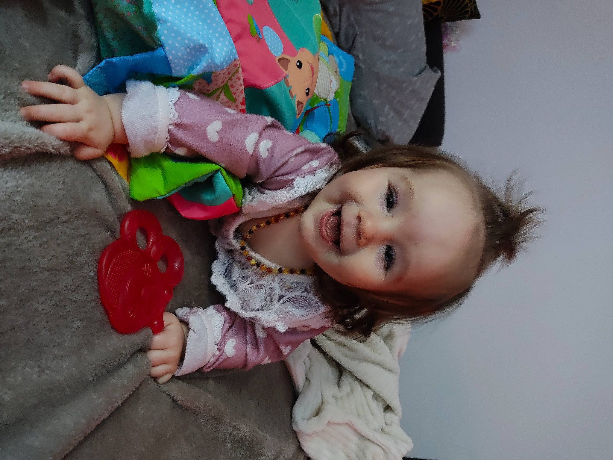 Valentina a rejoint le concours — aidez-le/la à gagner de superbes lots ! arm, baby, baby_toddler_clothing, cheek, child, fun, grass, happy, iris, leisure, lip, mouth, nose, person, pink, sitting, skin, smile, toddler, tree