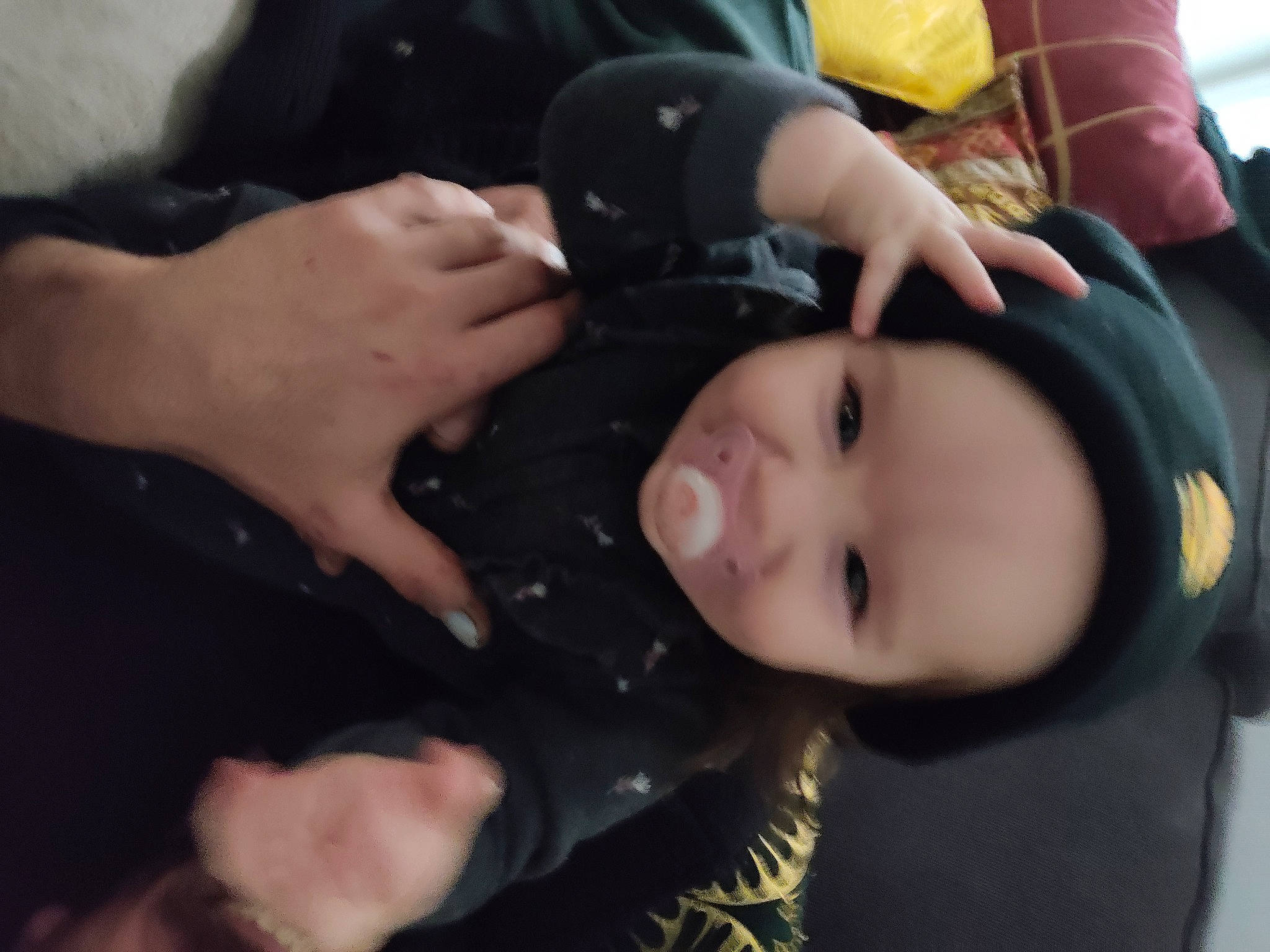 Valentina participe au concours pour gagner de l'argent avec cette photo : black_hair, cheek, cool, ear, eye, eyebrow, eyelash, finger, gesture, hairstyle, hand, happy, head, headwear, lip, mouth, nose, person, skin, smile