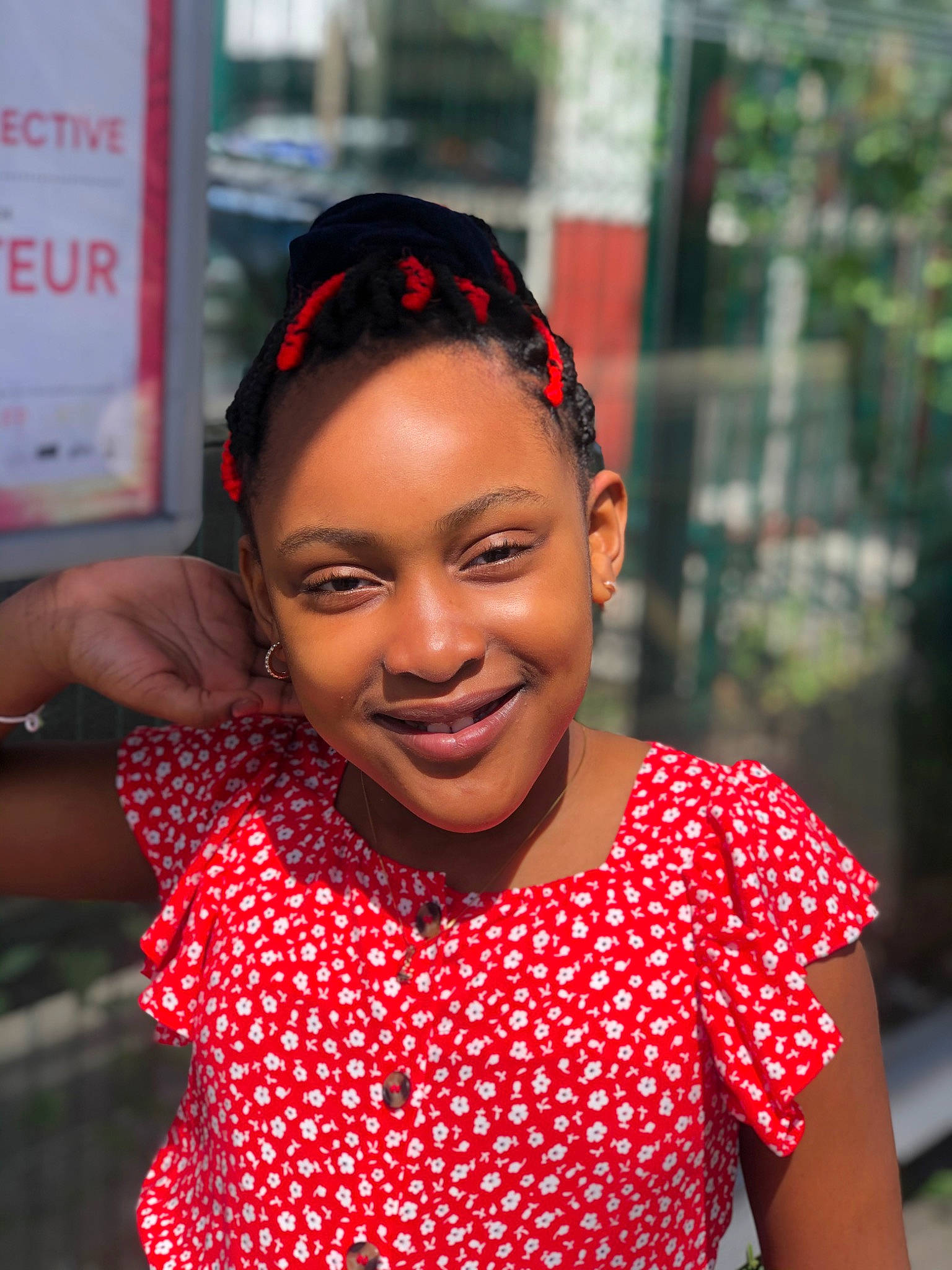 Leslie participe au concours pour gagner de l'argent avec cette photo : black_hair, child, earrings, event, eyebrow, eyelash, eyewear, facial_expression, fashion_accessory, fashion_design, fun, happy, jewellery, joy, lip, lipstick, pattern, person, red, smile