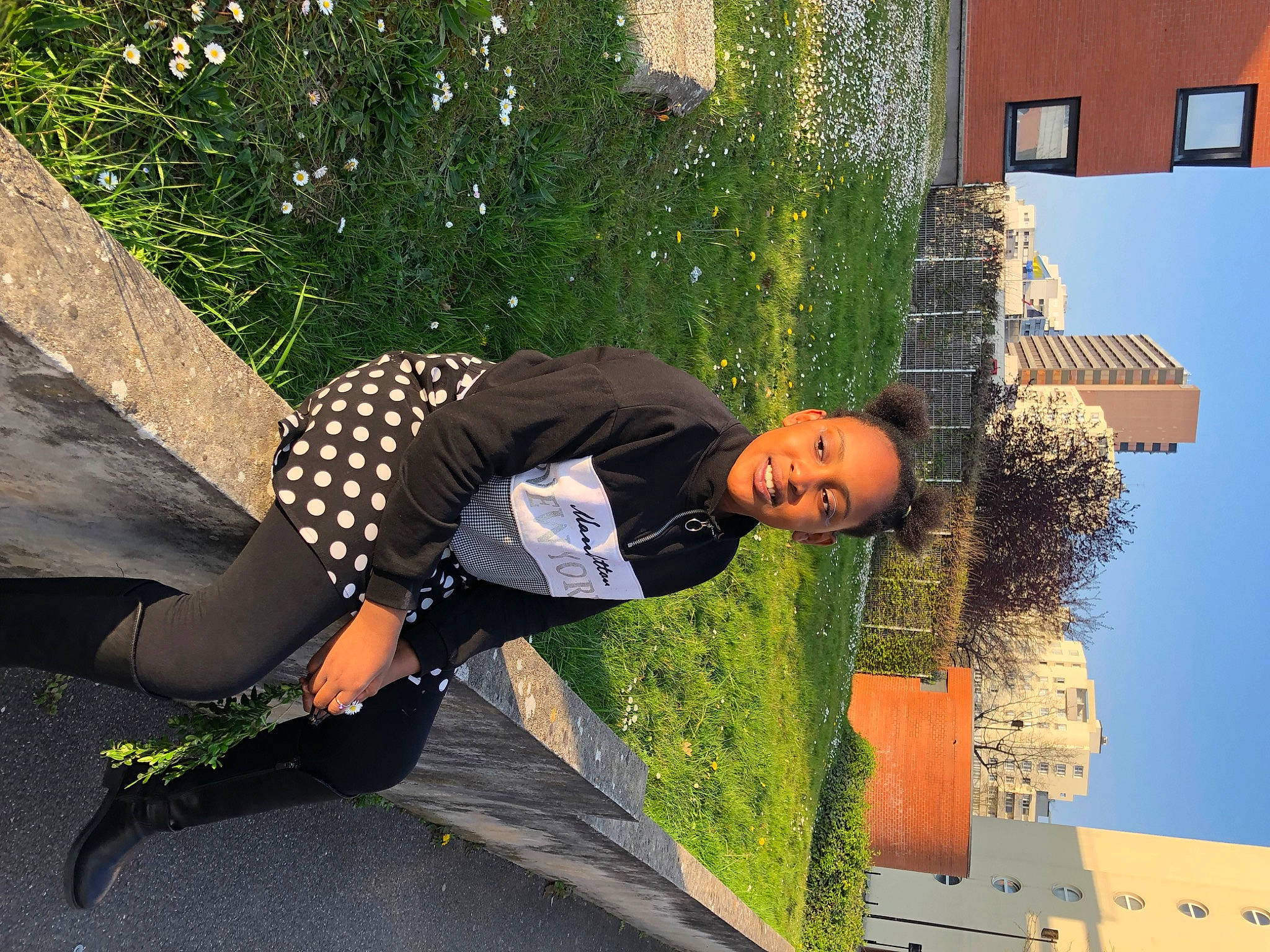 Leslie a rejoint le concours — aidez-le/la à gagner de superbes lots ! fun, grass, human_leg, joy, knee, leisure, people_in_nature, person, plant, recreation, sandal, shadow, sky, thigh