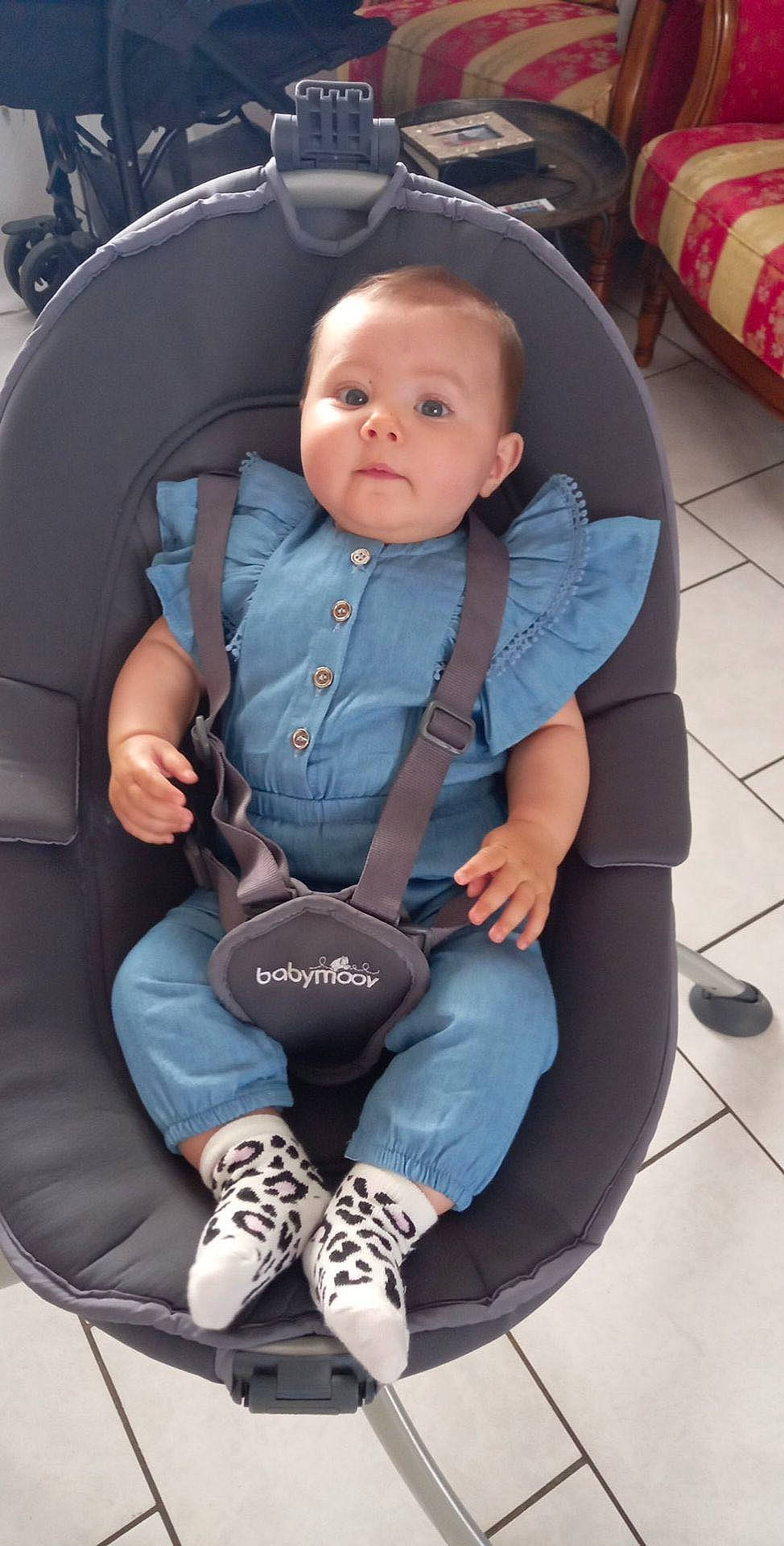 Lyana participe au concours pour gagner de l'argent avec cette photo : auto_part, baby, baby_carriage, baby_in_car_seat, baby_products, baby_safety, baby_toddler_clothing, car_seat, chair, child, comfort, electric_blue, finger, hand, head_restraint, lap, person, seat_belt, service, sitting