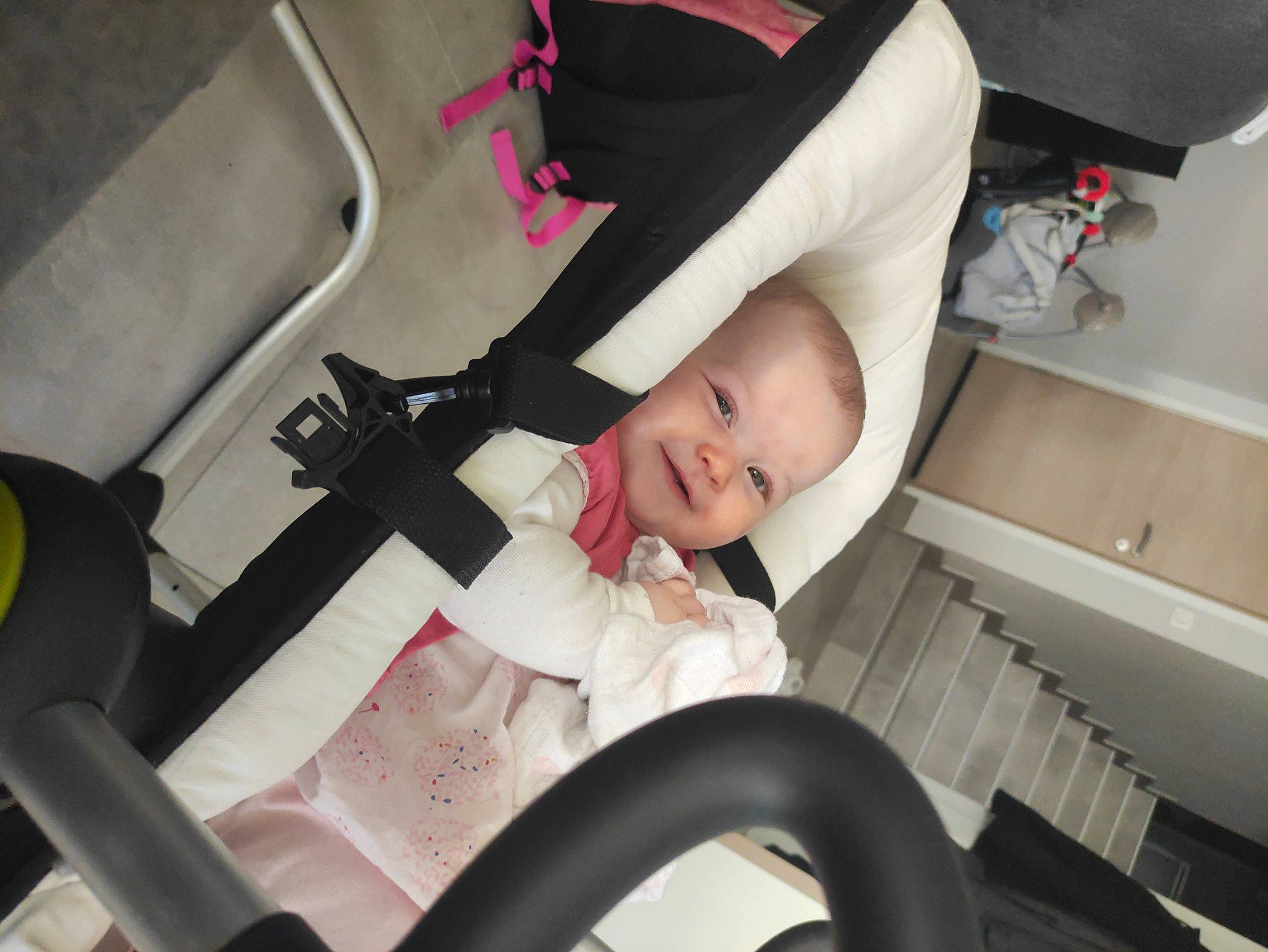 Marie a rejoint le concours — aidez-le/la à gagner de superbes lots ! auto_part, automotive_design, baby, baby_carriage, baby_products, baby_safety, baby_toddler_clothing, car_seat, child, comfort, fun, human_body, motor_vehicle, person, seat_belt, service, sitting, smile, steering_wheel, toddler