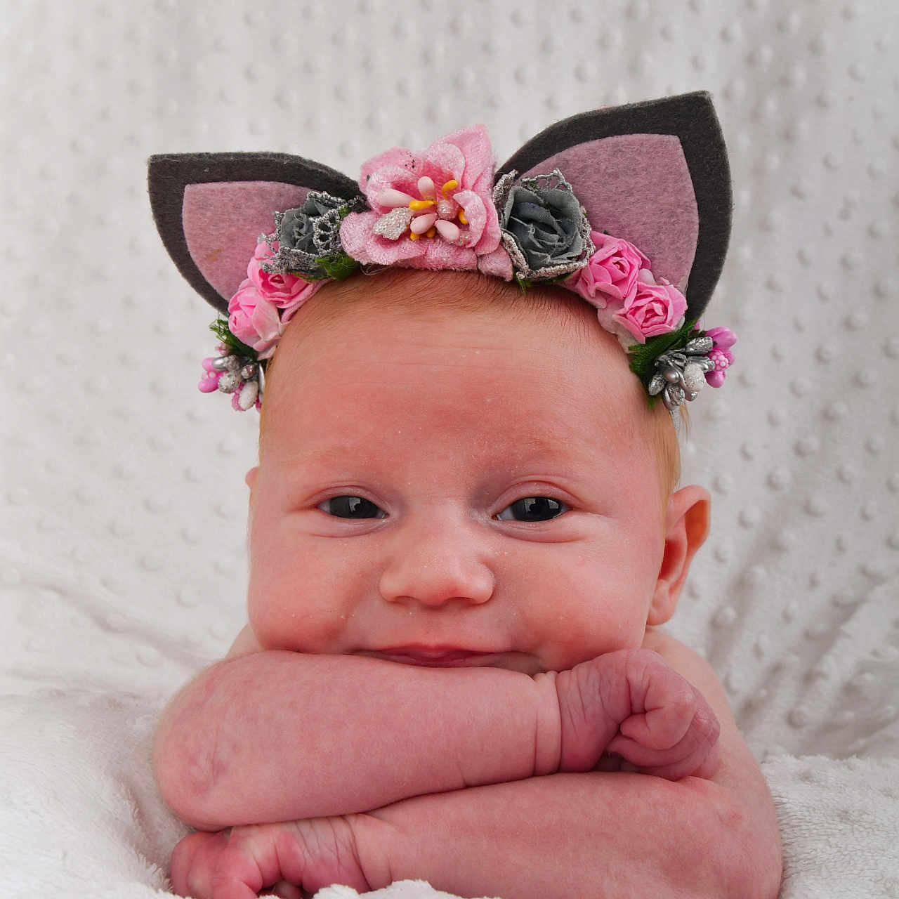 Britney participe au concours pour gagner de l'argent avec cette photo : accessories, applique, baby, bodypart, bonnet, cap, clothing, face, finger, flower, hand, hat, head, headband, jewelry, newborn, pattern, person, photography, portrait