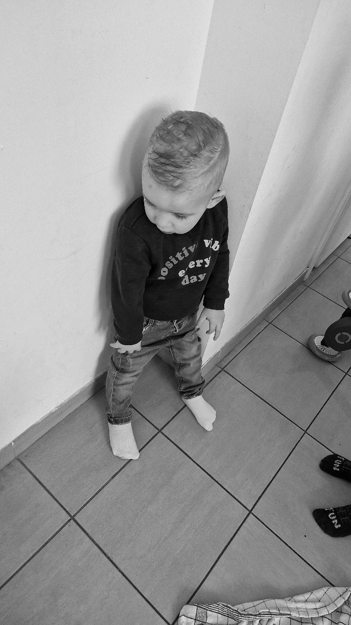 Mahonn participe au concours pour gagner de l'argent avec cette photo : black_and_white, child, floor, flooring, fun, grey, hardwood, human_leg, knee, leg, monochrome, monochrome_photography, person, shoe, sleeve, sneakers, standing, style, t_shirt, toddler