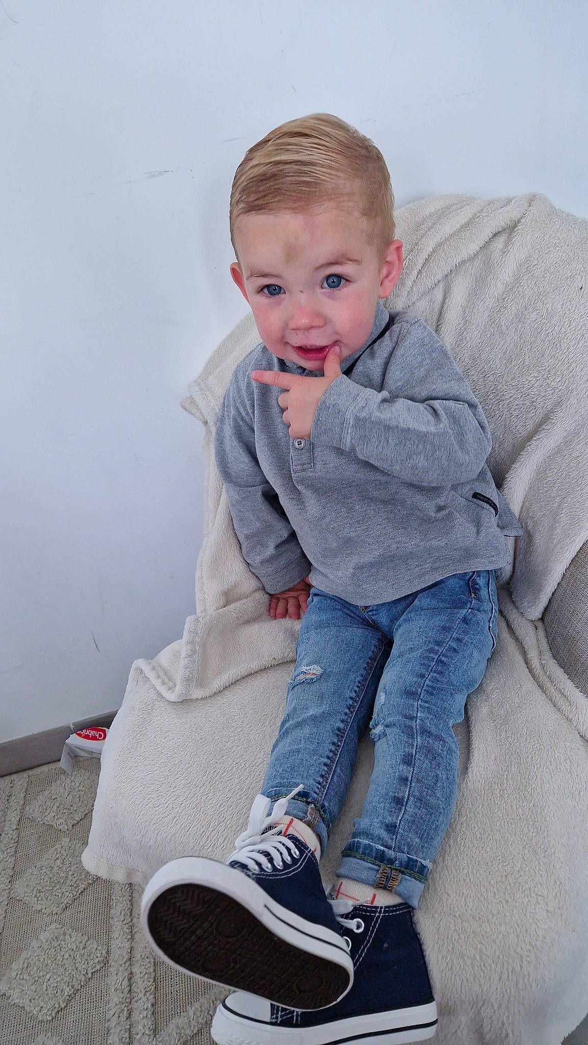 Mahonn participe au concours pour gagner de l'argent avec cette photo : azure, baby, baby_toddler_clothing, beauty, child, comfort, denim, electric_blue, footwear, grey, human_leg, joint, outdoor_shoe, pattern, person, sitting, sleeve, standing, t_shirt, toddler