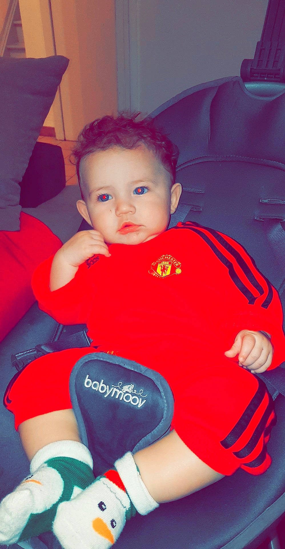 Déjan a rejoint le concours — aidez-le/la à gagner de superbes lots ! baby_products, blue, boy, cheek, child, day, eye, fun, human_hair_color, infant, leg, person, pink, product, purple, red, sitting, skin, smile, standing