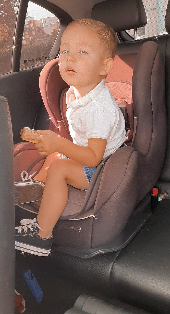 Déjan participe au concours pour gagner de l'argent avec cette photo : auto_part, car, car_seat, car_seat_cover, child, family_car, head_restraint, leg, person, seat_belt, sitting, thigh, vehicle