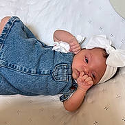 Iris a rejoint le concours — aidez-le/la à gagner de superbes lots ! baby, infant, denim, headband, white, blanket, cute, child, portrait, lying_down, clothing, newborn, small, adorable, face, hand, skin, sleepy, indoors, soft