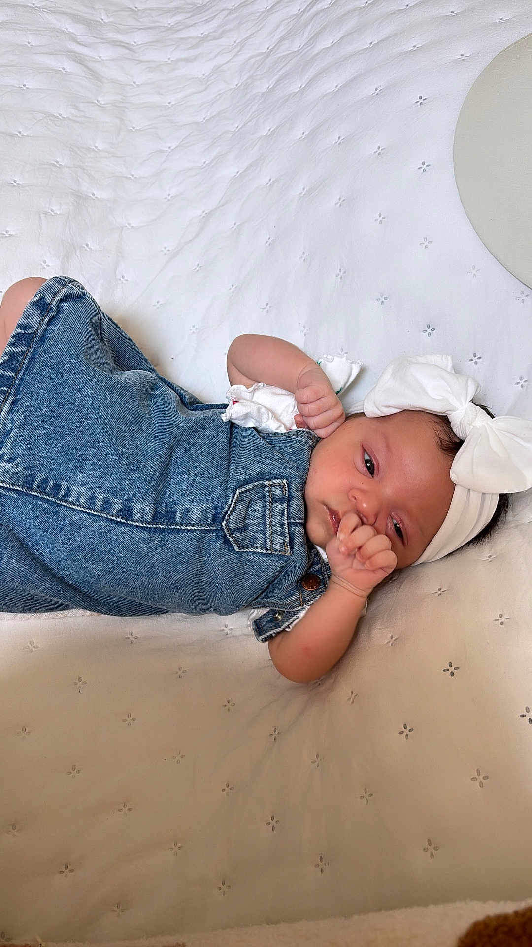 Iris a rejoint le concours — aidez-le/la à gagner de superbes lots ! baby, infant, denim, headband, white, blanket, cute, child, portrait, lying_down, clothing, newborn, small, adorable, face, hand, skin, sleepy, indoors, soft