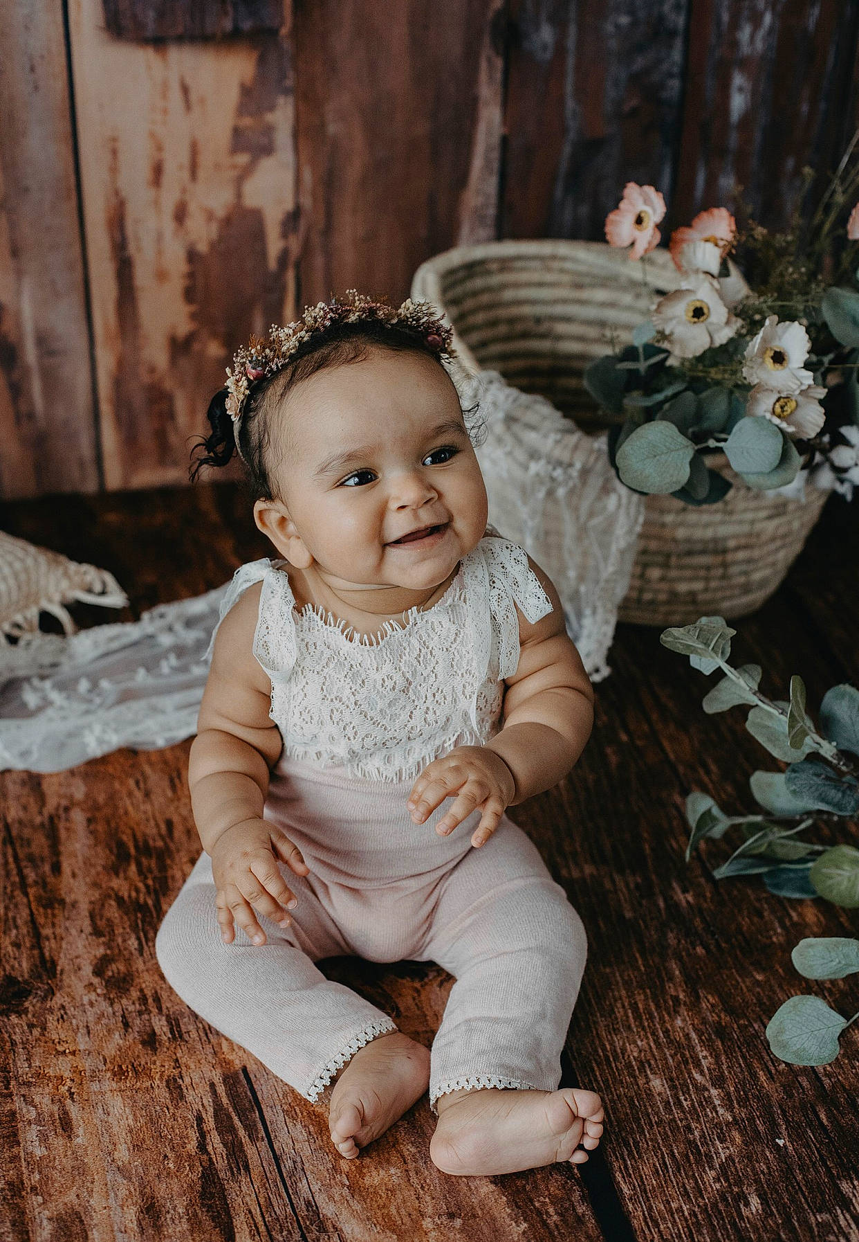 Rania participe au concours pour gagner de l'argent avec cette photo : baby, baby_toddler_clothing, child, dress, eye, flash_photography, flower, grass, happy, headband, headpiece, iris, jewellery, joy, person, plant, sitting, skin, smile, toddler