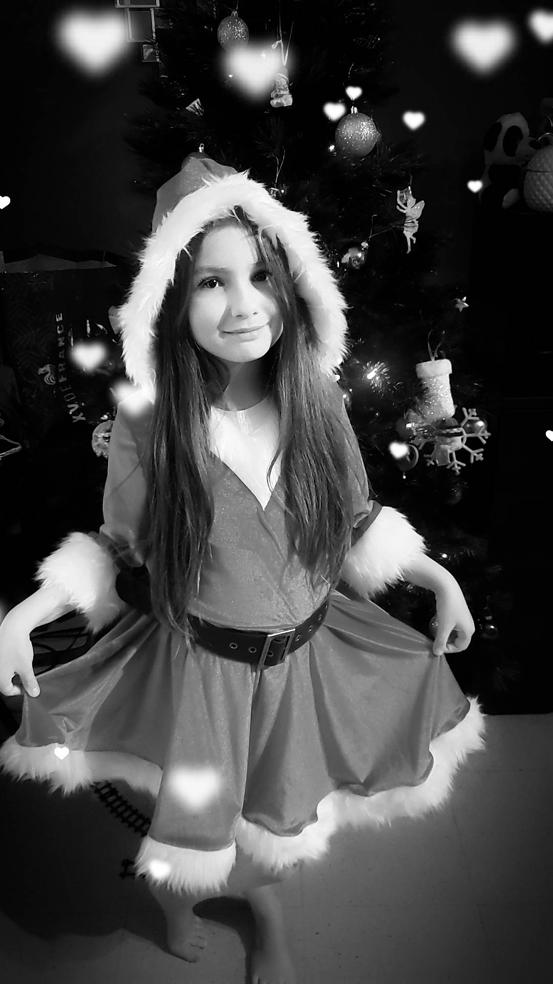 Laïna a rejoint le concours — aidez-le/la à gagner de superbes lots ! beauty, black_and_white, blond, darkness, event, fashion, fashion_design, flash_photography, fun, glove, hairstyle, happy, human, human_body, joy, long_hair, monochrome, monochrome_photography, person, smile