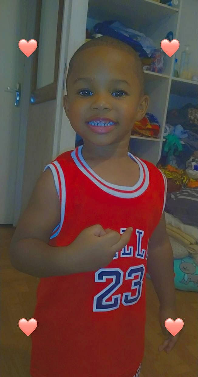 Elyas participe au concours pour gagner de l'argent avec cette photo : active_tank, arm, chest, child, electric_blue, eye, flooring, fun, happy, jersey, joy, neck, person, player, sleeveless_shirt, smile, sports_uniform, sportswear, t_shirt, toddler