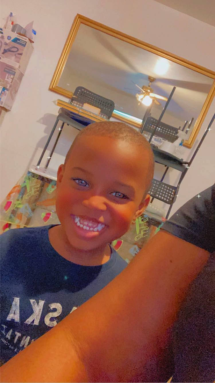 Elyas participe au concours pour gagner de l'argent avec cette photo : arm, chair, chest, child, flooring, fun, happy, house, human_body, joy, leisure, person, picture_frame, room, selfie, shoulder, smile, stairs, t_shirt, toddler