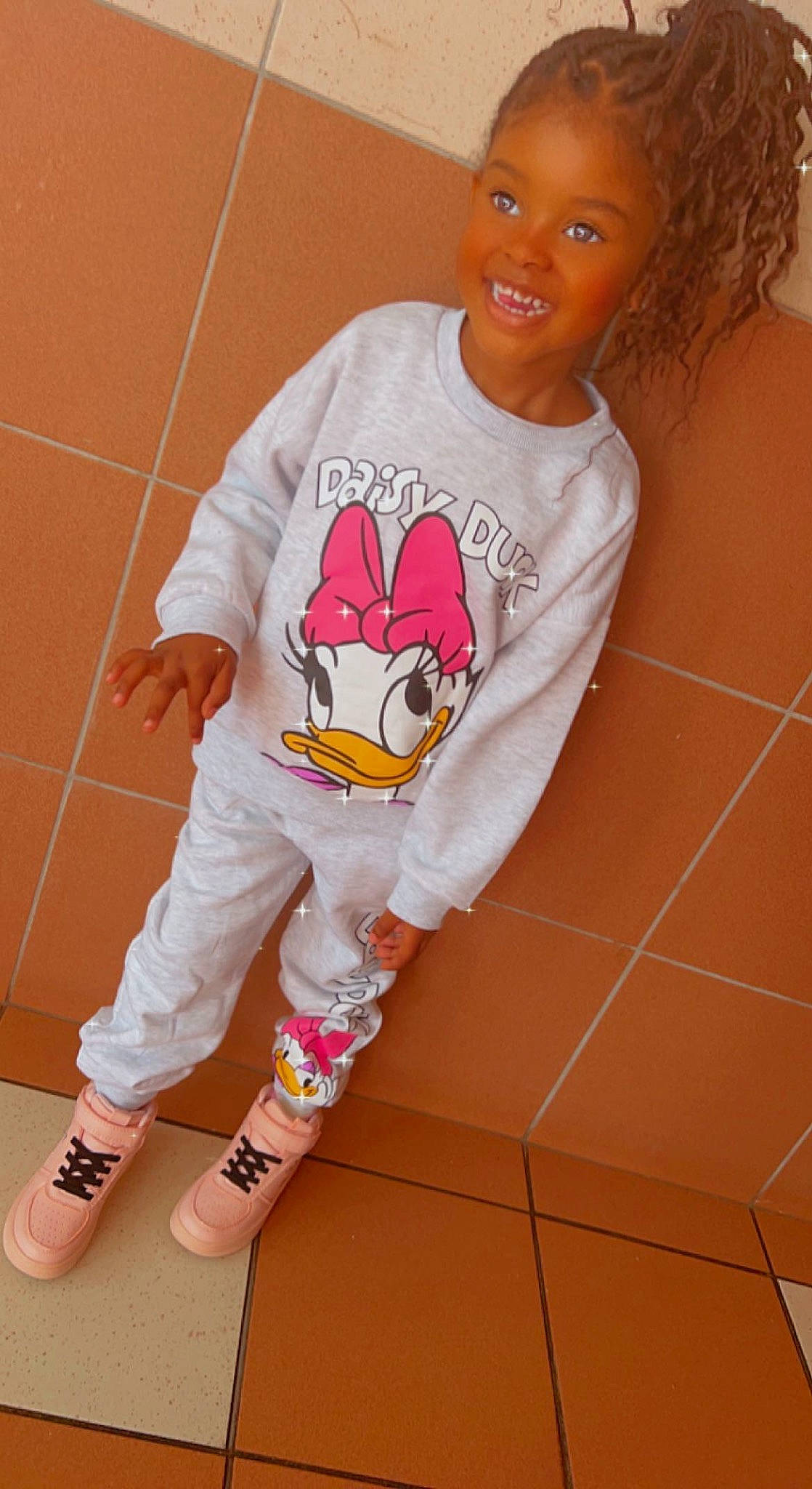 Assyah participe au concours pour gagner de l'argent avec cette photo : baby_toddler_clothing, carmine, child, cool, flooring, happy, human_leg, joint, joy, knee, leg, neck, orange, person, pink, product, sleeve, sock, sportswear, t_shirt