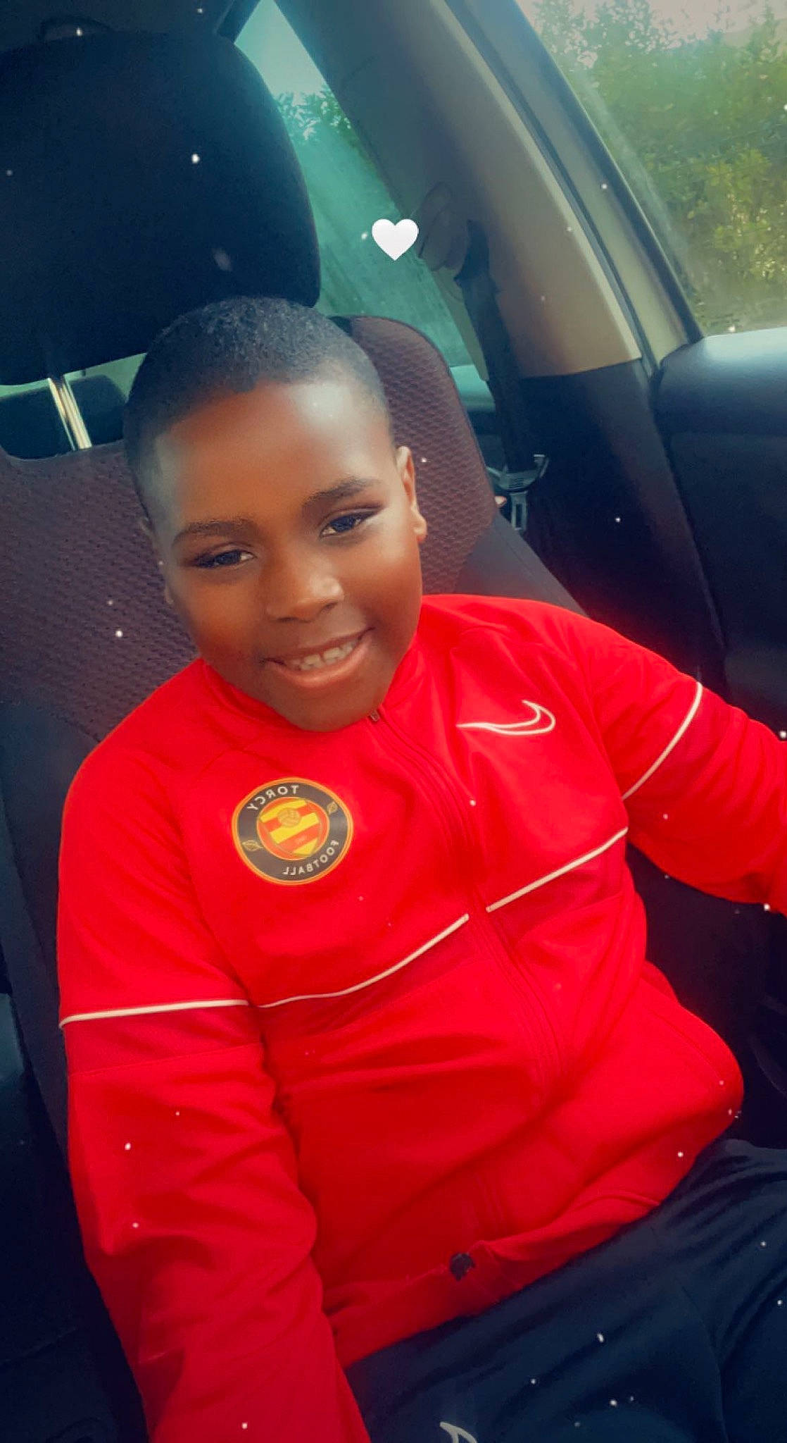 Klaïvyn participe au concours pour gagner de l'argent avec cette photo : auto_part, automotive_design, automotive_exterior, automotive_tire, automotive_wheel_system, automotive_window_part, car, car_seat, car_seat_cover, child, cool, family_car, head_restraint, joy, luxury_vehicle, mid_size_car, motor_vehicle, person, smile, vehicle